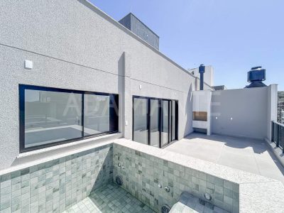 Cobertura com 4 Quartos e Piscina Privativa na Praia Brava