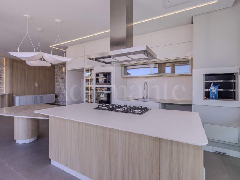 Apartamento com 3 Suítes e Piscina Privativa na Praia Brava