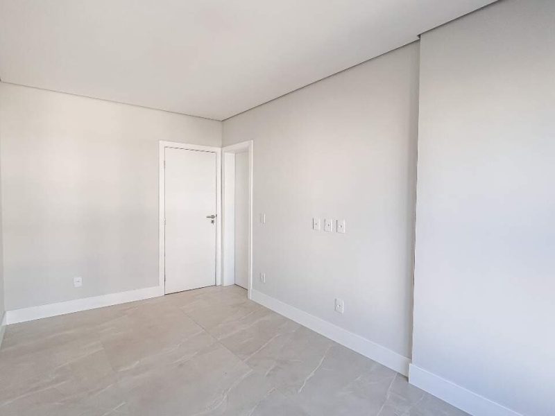 Apartamento com 3 Dormitórios no Canto Sul da Praia Brava