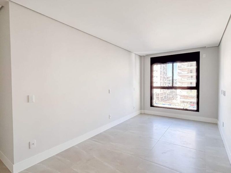 Apartamento com 3 Dormitórios no Canto Sul da Praia Brava