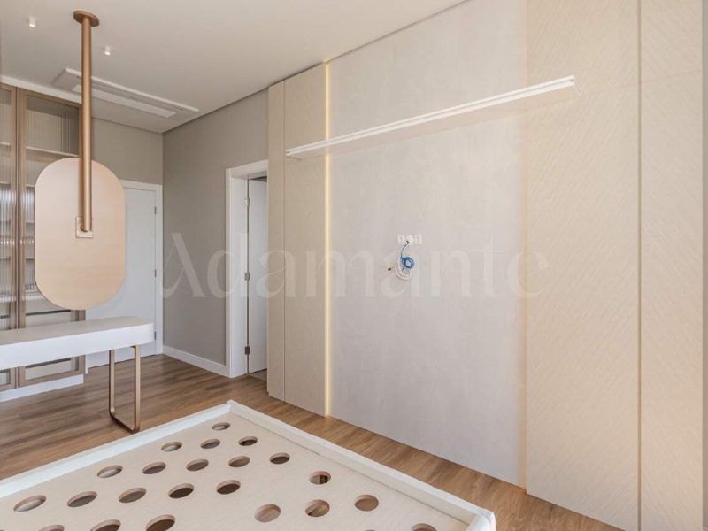 Apartamento com 3 Suítes e Piscina Privativa na Praia Brava