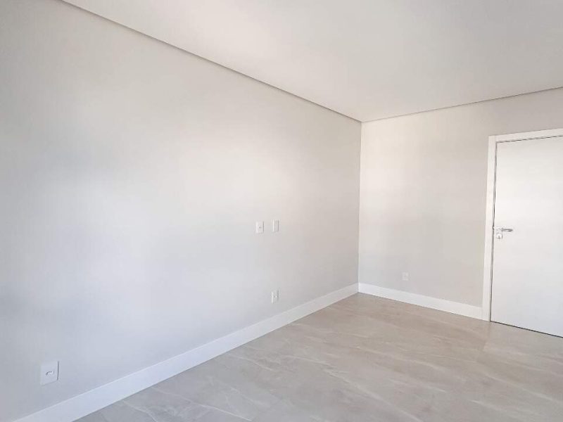 Apartamento com 3 Dormitórios no Canto Sul da Praia Brava