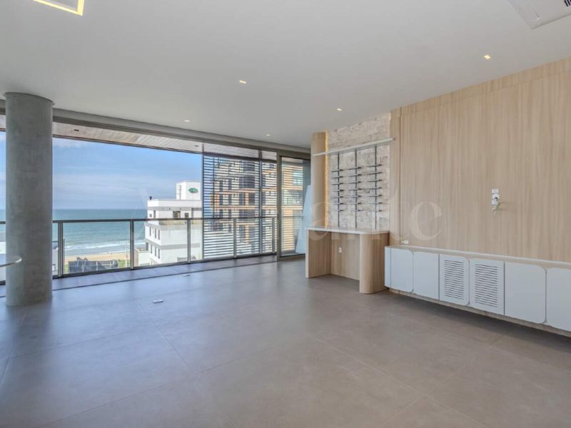 Apartamento com 3 Suítes e Piscina Privativa na Praia Brava