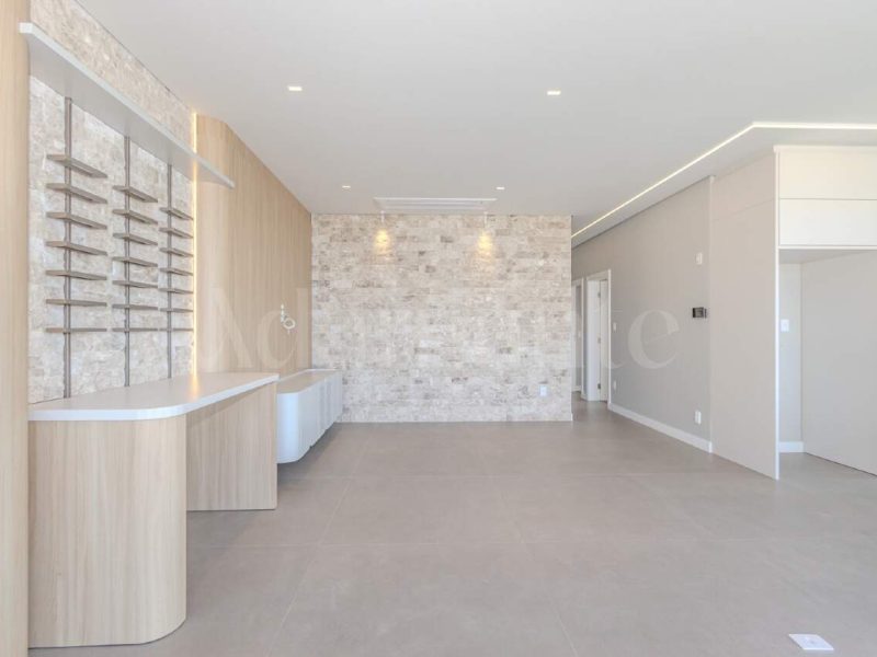Apartamento com 3 Suítes e Piscina Privativa na Praia Brava