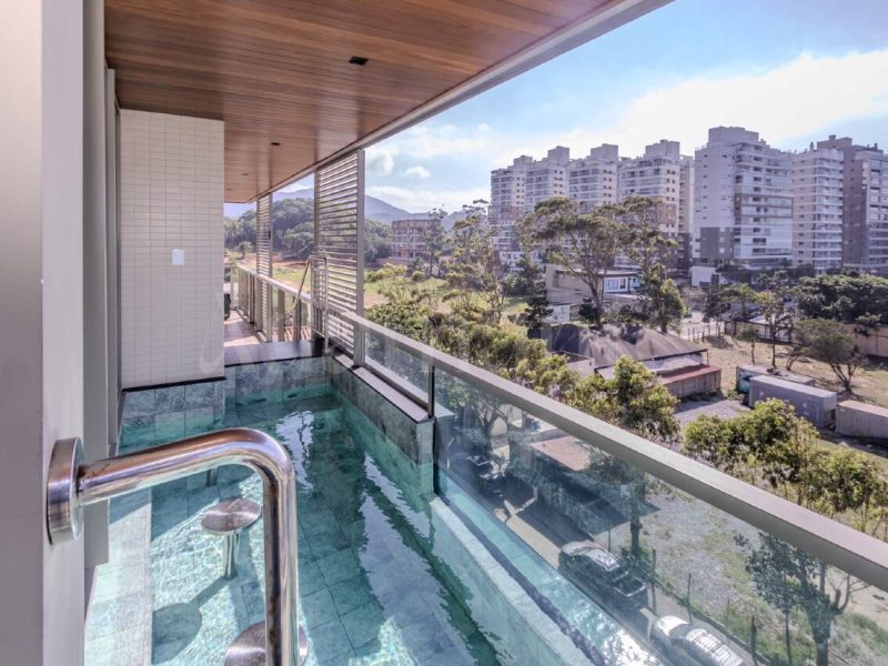 Apartamento com 3 Suítes e Piscina Privativa na Praia Brava