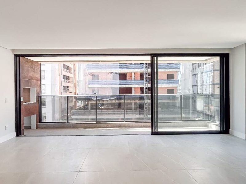 Apartamento com 3 Dormitórios no Canto Sul da Praia Brava