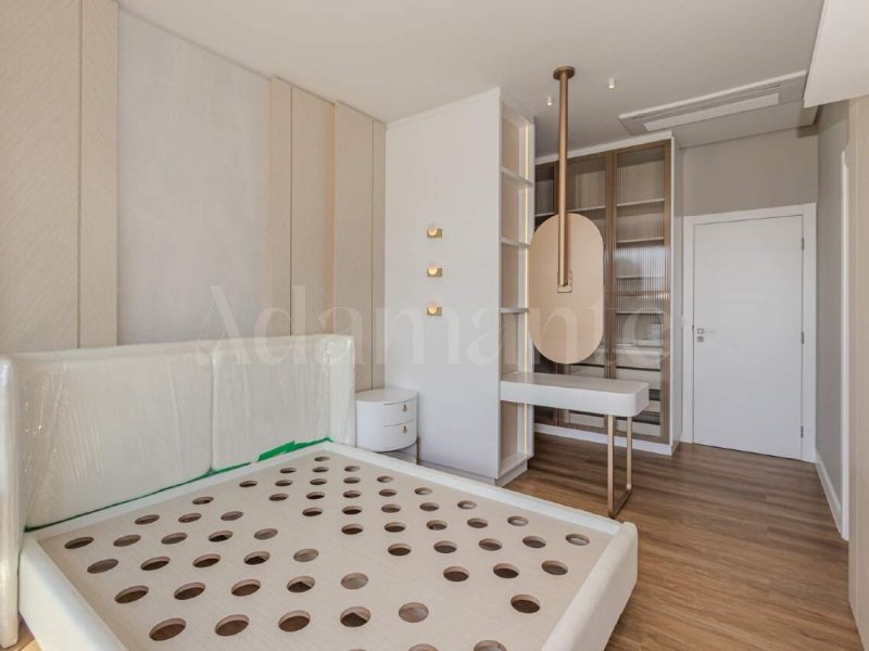 Apartamento com 3 Suítes e Piscina Privativa na Praia Brava