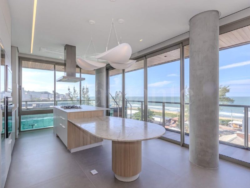 Apartamento com 3 Suítes e Piscina Privativa na Praia Brava