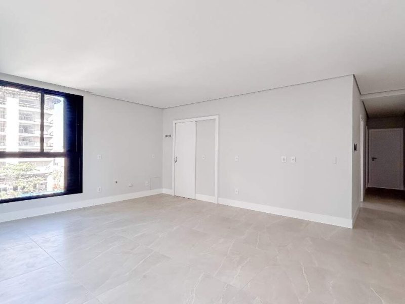 Apartamento com 3 Dormitórios no Canto Sul da Praia Brava