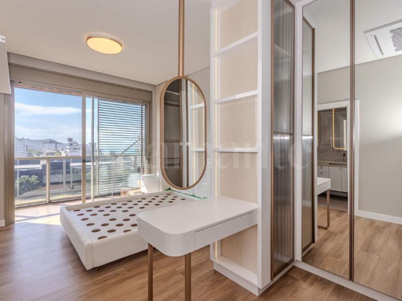 Apartamento com 3 Suítes e Piscina Privativa na Praia Brava