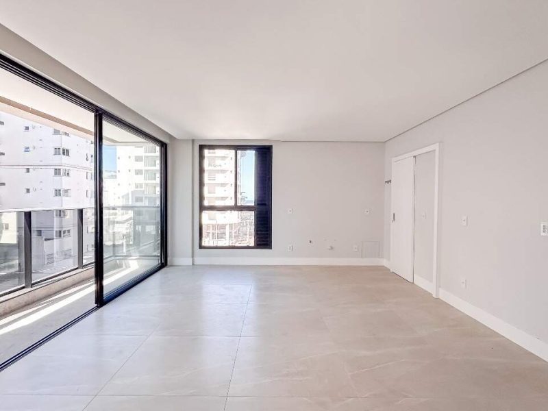 Apartamento com 3 Dormitórios no Canto Sul da Praia Brava